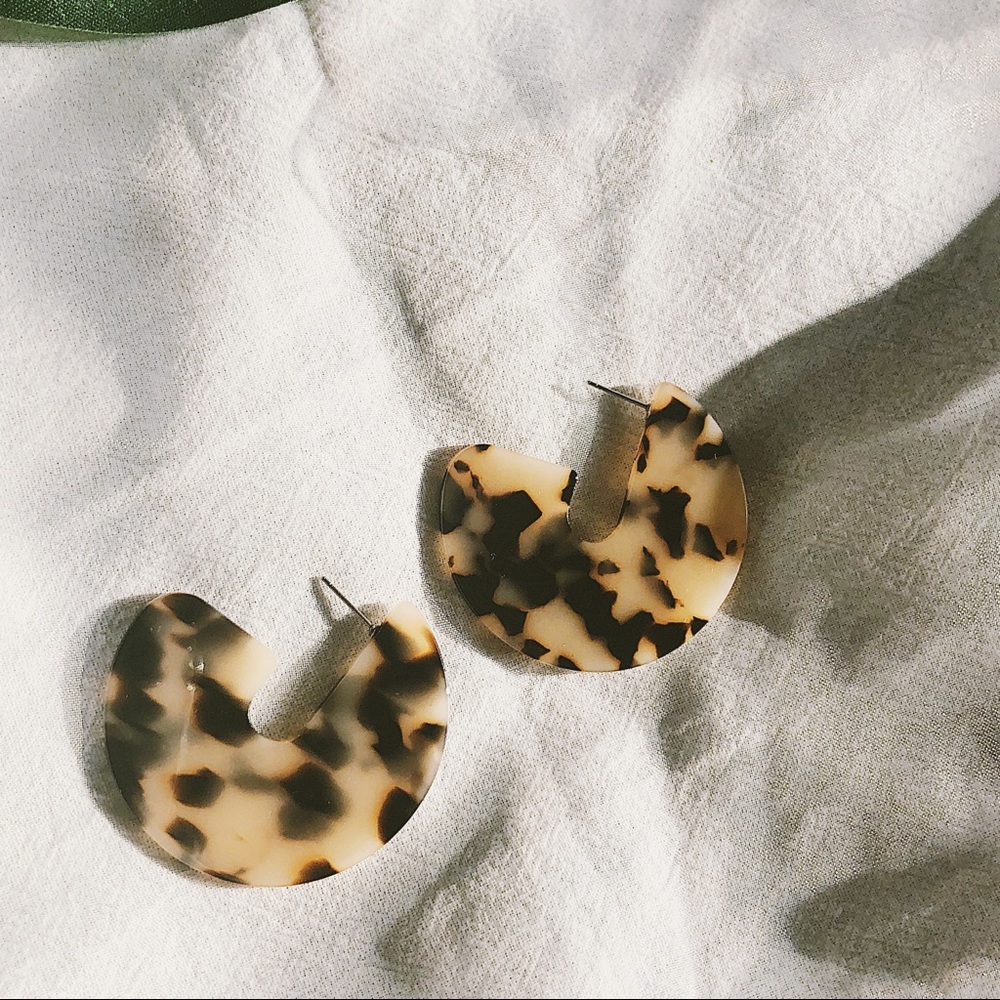 UO Style Tortoise Hoop Statement Earrings - Picture 5 of 5